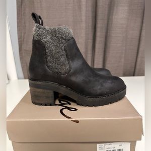 NWB, Crown Vintage lug sole ankle boots, size 6